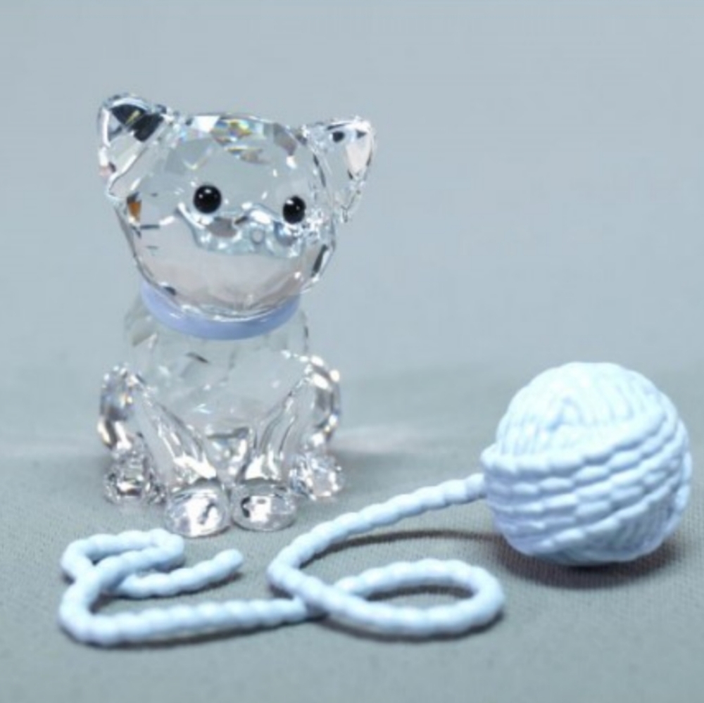 Swarovski Crystal Kitty Cat with ball of yarn